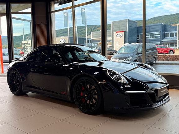 Porsche 911 Carrera 4 GTS 15 of 30