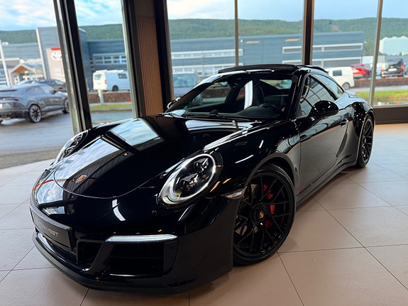Porsche 911 Carrera 4 GTS 2 of 30