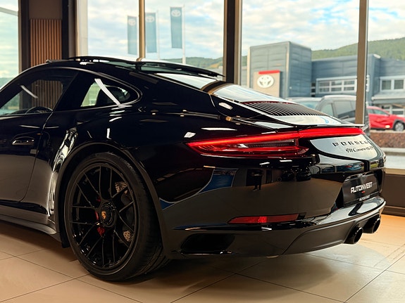 Porsche 911 Carrera 4 GTS 10 of 30