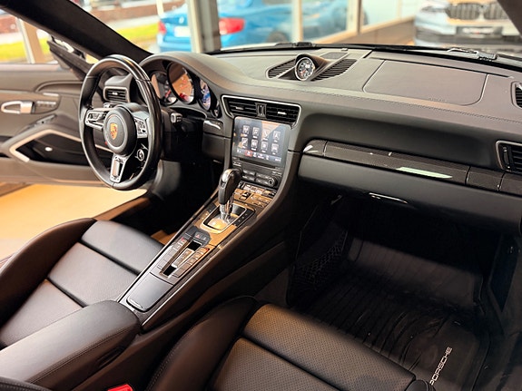 Porsche 911 Carrera 4 GTS 17 of 30