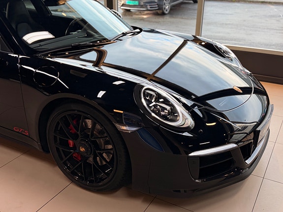 Porsche 911 Carrera 4 GTS 16 of 30