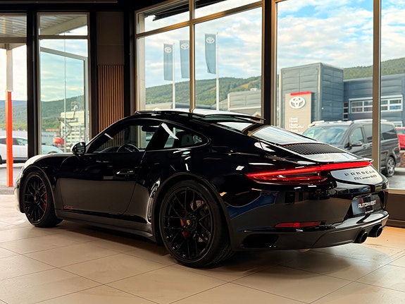 Porsche 911 Carrera 4 GTS 9 of 30