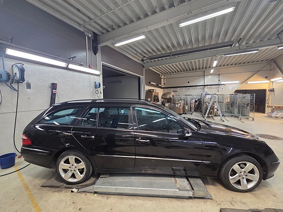 Mercedes-Benz E220 d 2 of 13