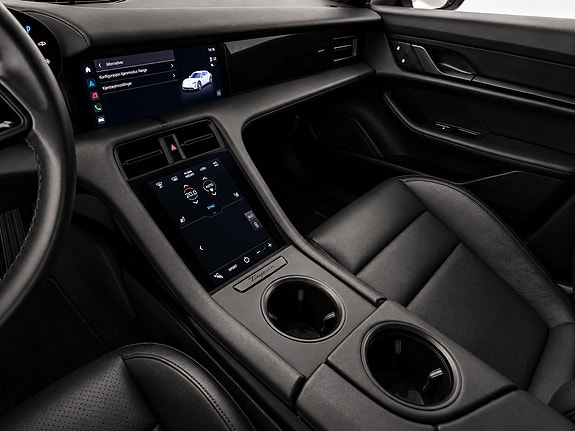 Porsche Taycan Cross Turismo 12 of 24