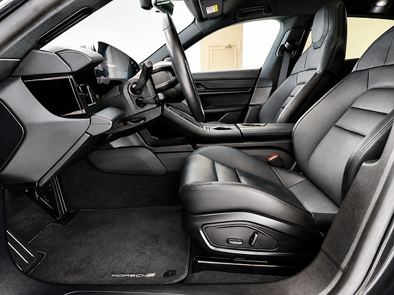 Porsche Taycan Cross Turismo 10 of 24