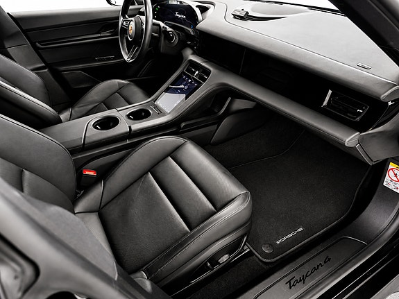 Porsche Taycan Cross Turismo 19 of 24