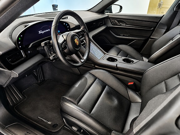 Porsche Taycan Cross Turismo 9 of 24