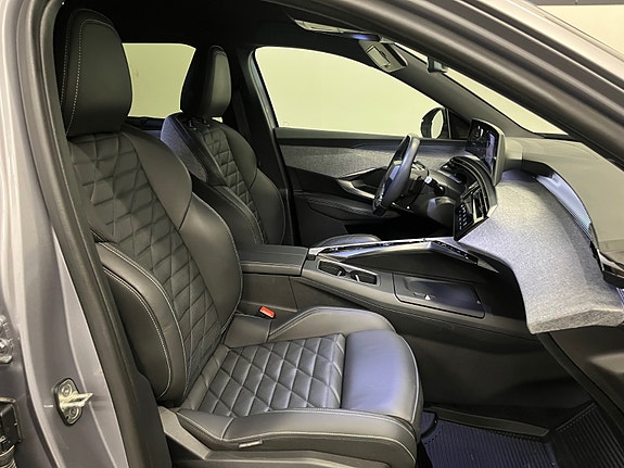 Peugeot e-5008 15 of 26