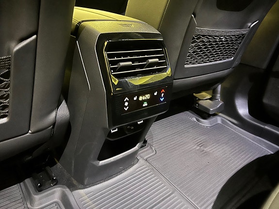 Peugeot e-5008 22 of 26
