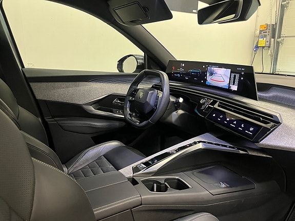 Peugeot e-5008 17 of 26