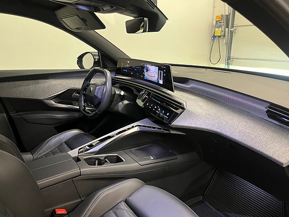 Peugeot e-5008 16 of 26