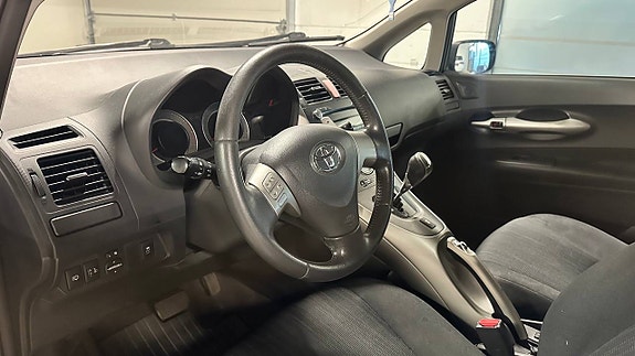 Toyota Auris 12 of 21