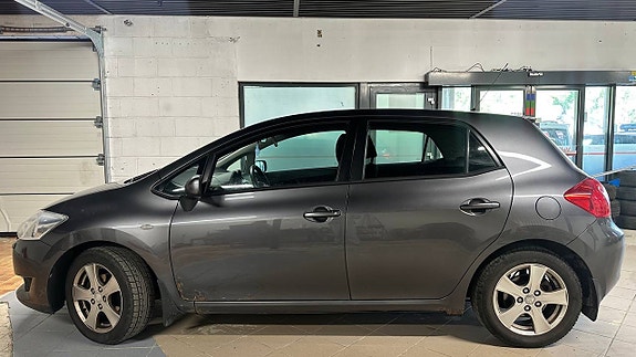 Toyota Auris 2 of 21