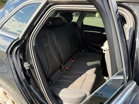 Audi e-tron 6 of 12