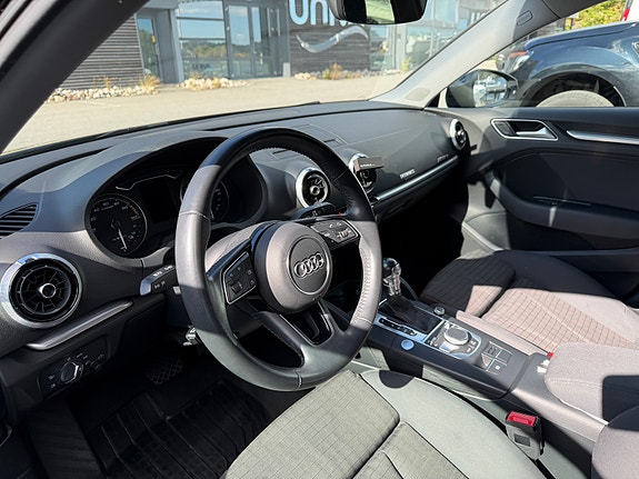 Audi e-tron 10 of 12