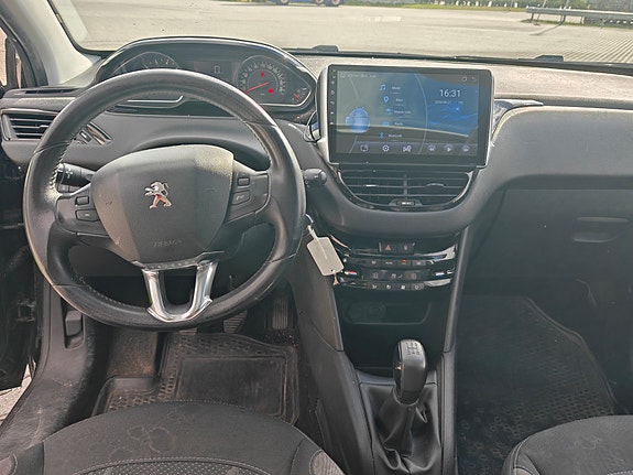 Peugeot 208 14 of 19