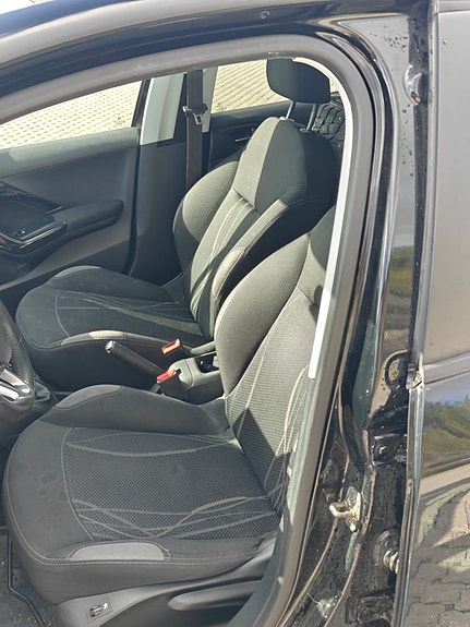 Peugeot 208 18 of 19