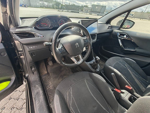 Peugeot 208 17 of 19