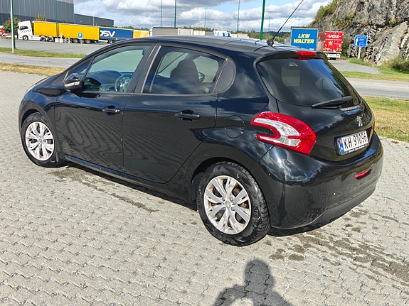 Peugeot 208 3 of 19