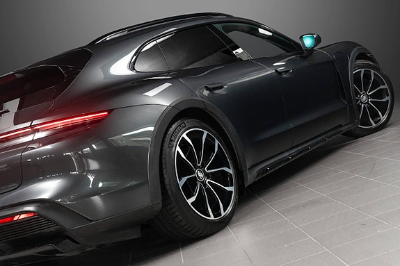 Porsche Taycan Cross Turismo 9 of 30