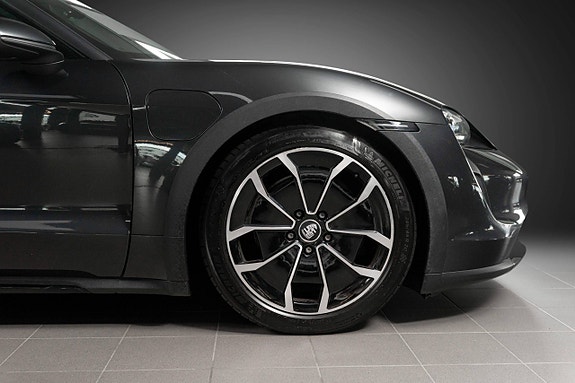 Porsche Taycan Cross Turismo 19 of 30