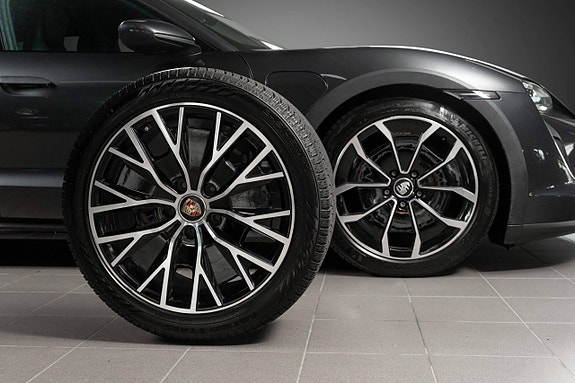 Porsche Taycan Cross Turismo 3 of 30