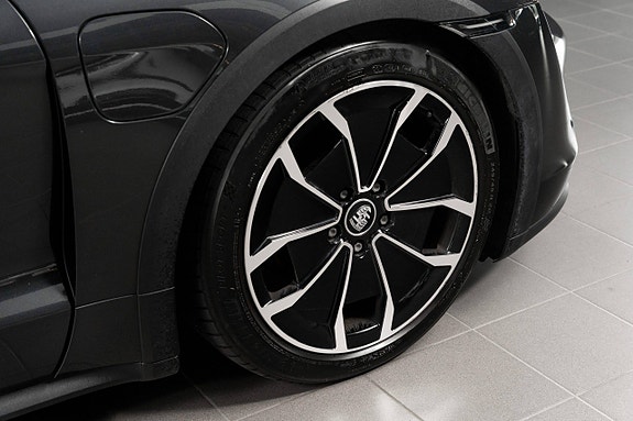 Porsche Taycan Cross Turismo 20 of 30