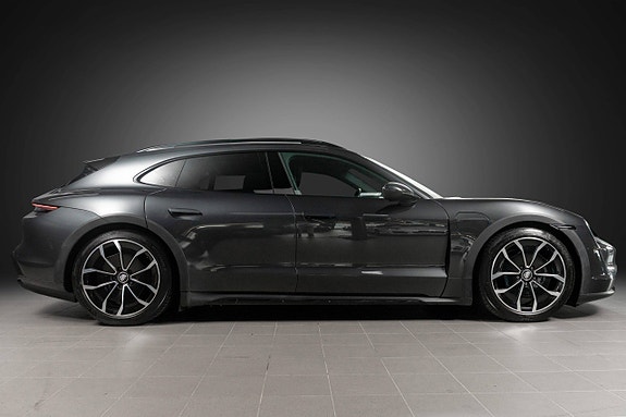 Porsche Taycan Cross Turismo 17 of 30