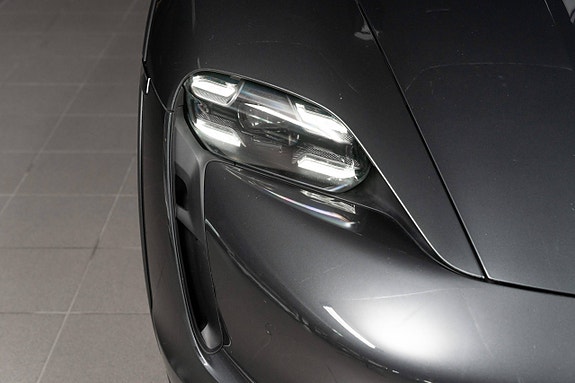 Porsche Taycan Cross Turismo 16 of 30
