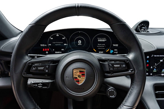 Porsche Taycan Cross Turismo 28 of 30