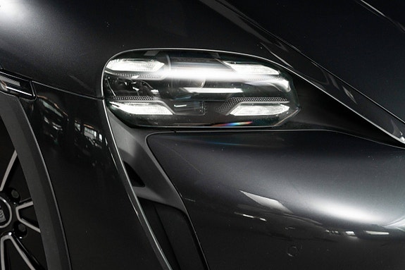 Porsche Taycan Cross Turismo 14 of 30