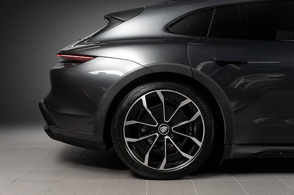 Porsche Taycan Cross Turismo 18 of 30