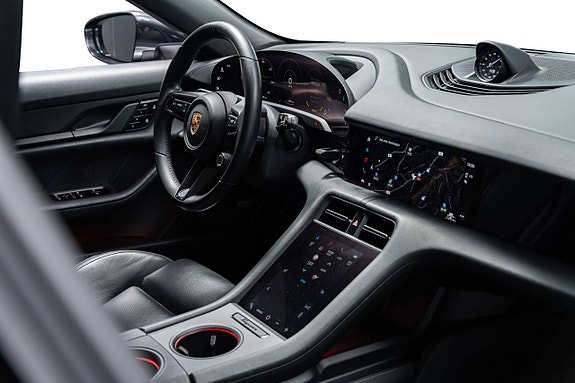 Porsche Taycan Cross Turismo 27 of 30
