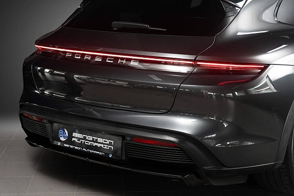 Porsche Taycan Cross Turismo 8 of 30