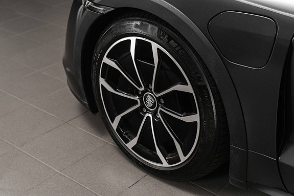 Porsche Taycan Cross Turismo 21 of 30