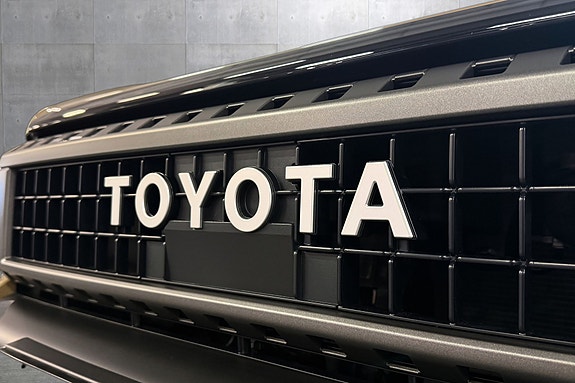 Toyota Land Cruiser 12 of 30
