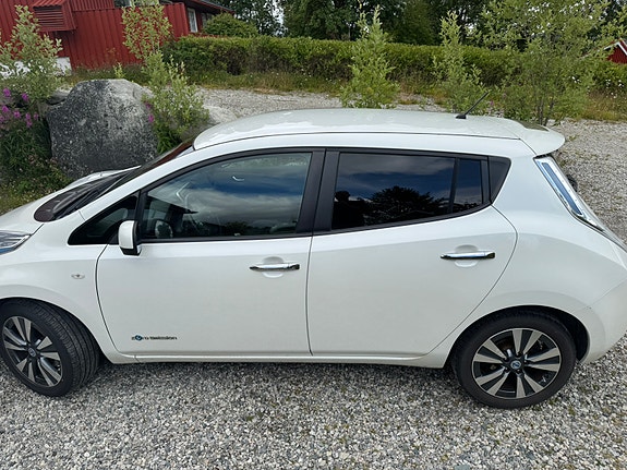 Nissan Leaf 3 of 12