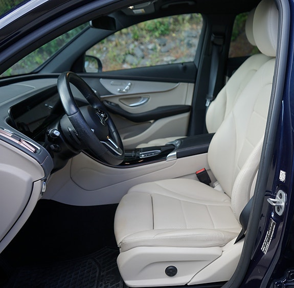 Mercedes-Benz EQC400 13 of 30