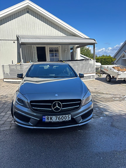 Mercedes-Benz A180 2 of 16