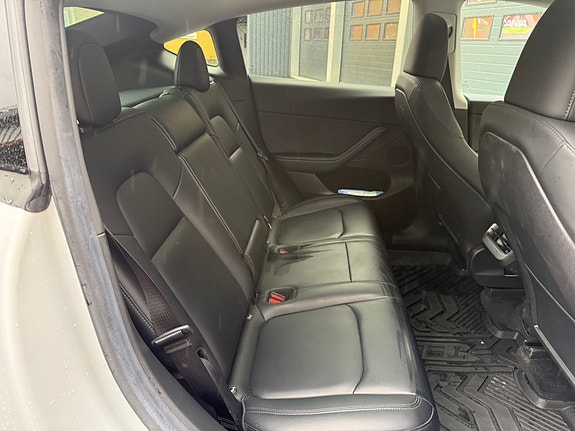 Tesla Model Y 5 of 8