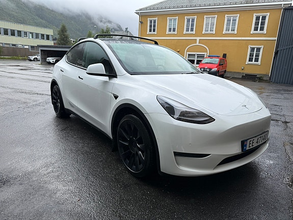Tesla Model Y 4 of 8