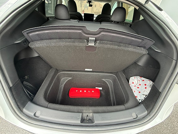 Tesla Model Y 7 of 8