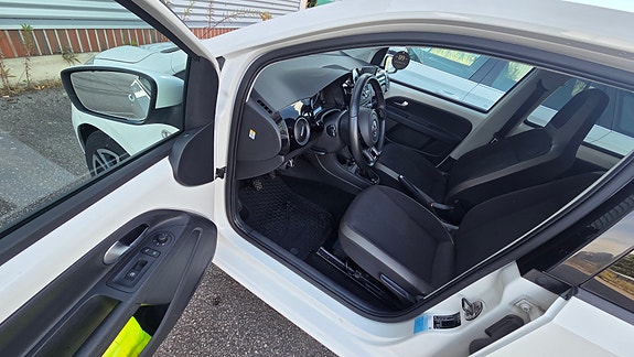 Volkswagen UP! 6 of 24