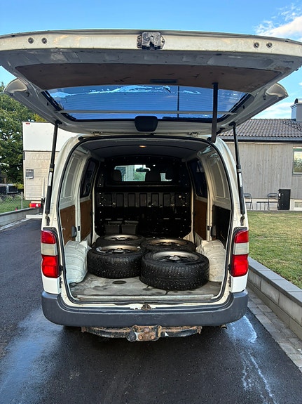 Toyota HiAce 4 of 22