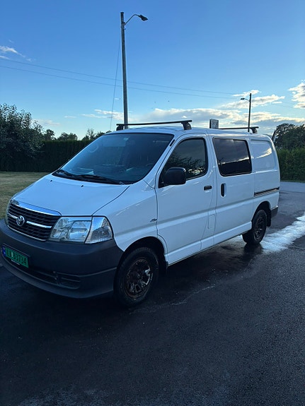 Toyota HiAce 2 of 22