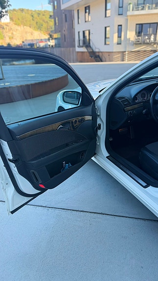 Mercedes-Benz E500 15 of 23