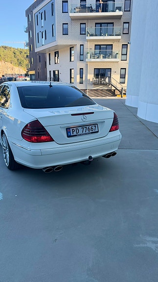 Mercedes-Benz E500 5 of 23