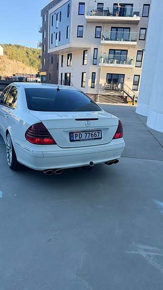 Mercedes-Benz E500 6 of 23
