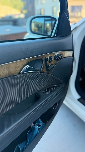 Mercedes-Benz E500 14 of 23
