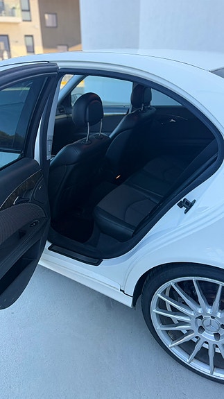 Mercedes-Benz E500 10 of 23